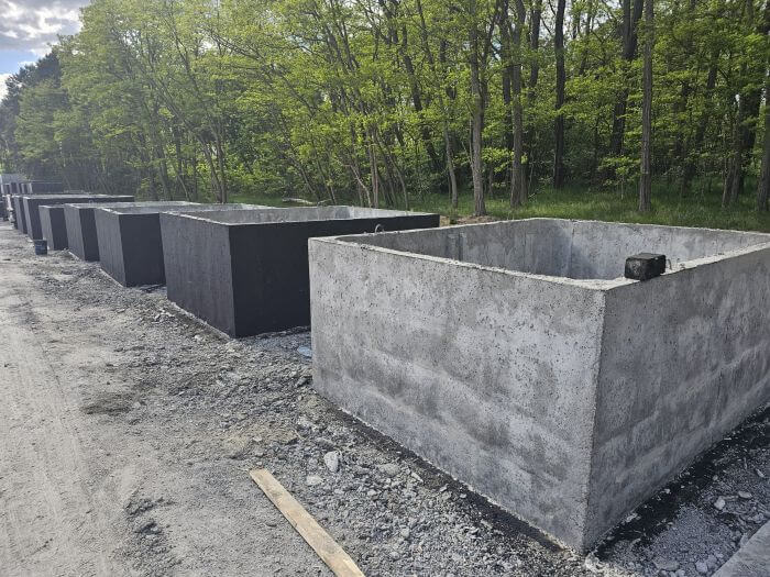 Plac produkcyjny z szambami betonowymi Olkusz gotowymi do transportu