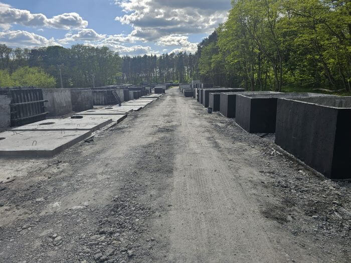 Plac z gotowymi szambami betonowymi Olkusz w różnych rozmiarach